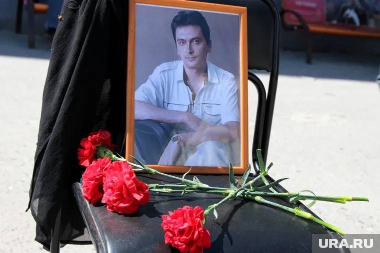 Бывшего адвоката признали виновным в убийстве курганского журналиста В Челябинске суд рассмотрел дело двух бывших жителей Кургана юриста Александра Штингера и спортсмена Ивана Курпишева Первый признан виновным второй оправдан Владимир Кирсанов был главным редактором независимой газеты Курганские вести 17 мая 2001 года он вышел из дома поехал в гараж и исчез Машину нашли у редакции позже следы крови и его документы у Тобола Тело так и не обнаружили Подписаться Прислать новость Дать буст Мы в MAX