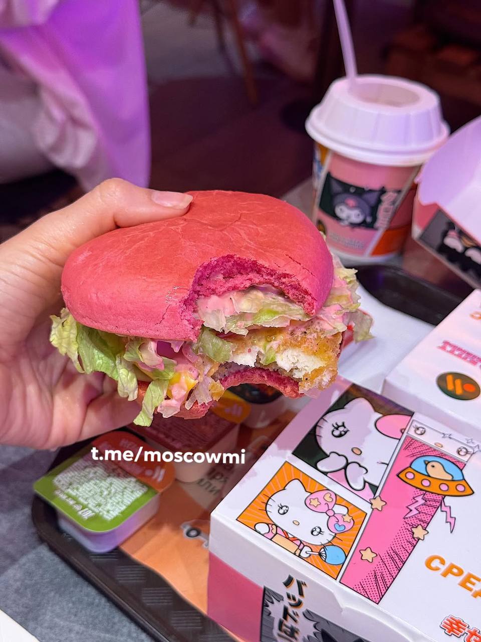 Запретить розовые бургеры Hello Kitty призвали в Госдуме — их назвали извращением Виталий Милонов считает, что употребление вредной зарубежной еды нетрадиционных цветов из «Вкусно — и точка» может привести к проблемам со здоровьем у детей.