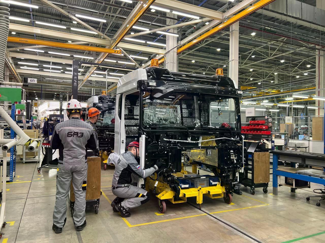 В Петербурге запустили серийное производство грузовиков БАЗ Серийное производство грузовиков БАЗ официально запустили 26 декабря на площадке АО Романов в промзоне Шушары в Санкт Петербурге на бывшем заводе Scania и MAN  Производственный план на 2025 г составляет 25 единиц В 2026 г на предприятии планируют выпустить до 600 грузовиков Гендиректор АО Романов Дмитрий Гречухин сообщил что всего до 2027 г инвестиции в проект составят 17 млрд руб Из них на сегодняшний день уже вложено 10 млрд руб более 8 млрд руб профинансировал банк ПСБ  Дополнительные средства компания планирует направить на модернизацию предприятия для увеличения скорости производства Сейчас оно способно выпускать два грузовика в день в планах увеличить скорость до трех машин в день   Подробнее в материале на нашем сайте Юлия Хазова Ведомости Северо Запад Telegram Max