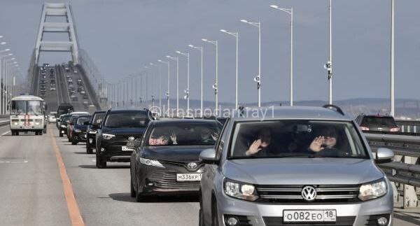 Первые 18 штрафов выписали водителям электрокаров на Крымском мосту пишет Mash Все пытались проехать по переправе в разные стороны но были остановлены и наказаны штрафом в 750 рублей по статье 12 6 КоАП России Перейти в наш канал МАХ Подпишись поделись krasnodarkray1 Прислать видео новость