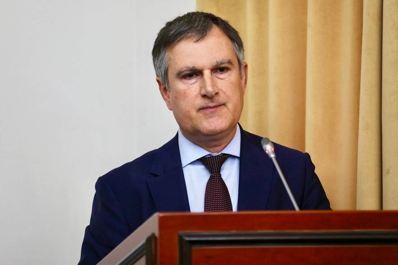 Премьер-министр Дагестана положительно оценил работу администрации Сулейман-Стальского района по организации похозяйственного учета В рамках заседания Правительства РД премьер-министр республики Абдулмуслим Абдулмуслимов высказал положительную оценку деятельности администрации Сулейман-Стальского района по организации электронного похозяйственного учета. В Сулейман-Стальском районе внесены в электронную систему и теперь состоят на учете 96% личных подсобных хозяйств. В ходе заседания глава муниципалитета Саид Темирханов отметил, что для каждого ЛПХ в книге формируется учетная запись и лицевой счет, в которые в том числе включаются основные сведения об ЛПХ, доступ к которым имеют только должностные лица. На 1-м этапе мы проводили работу по присвоению индивидуальных лицевых счетов для всех земельных участков из числа земель населенных пунктов и сельхозназначения с видом разрешенного использования для ведения личного подсобного хозяйства; открытию карточек для зарегистрированных глав ЛПХ, в которых содержится полная информация о них, включая адрес регистрации, паспортные данные, счета. Конечно, как в своем докладе подчеркнул врио министра сельского хозяйства, мы встречаемся с определенными сложностями при работе с ЭПК. Это, во-первых, регулярное системное обновление, в которых менялась и функциональная система, что приводило к затормаживанию работы сотрудников, приходится заново адаптироваться к функционалу. В администрациях сельских поселений не хватает специалистов, хорошо владеющих программным обеспечением. Здесь мы определили на уровне сельхозуправления координаторов-кураторов сельских поселений, которые одновременно оказывают методическую и практическую помощь в занесении сведений и формируют ежемесячный мониторинг хода заполнения по хозяйственным и сельским поселениям, организовано ежемесячное заслушивание. Актуальными в настоящее время остаются случаи отсутствия правоустанавливающих документов на земельные участки, в таком случае занесение его в электронную комиссию не предоставляется возможным»,- рассказал Темирханов. Абдулмуслим Абдулмуслимов обратился к главам городов и районов с рекомендацией перенять опыт работы в этом направлении у Сулейман-Стальского района, Минсельхозпроду РД он поручил провести «кустовые» совещания для ответственных специалистов из МО на территории Сулейман-Стальского района.