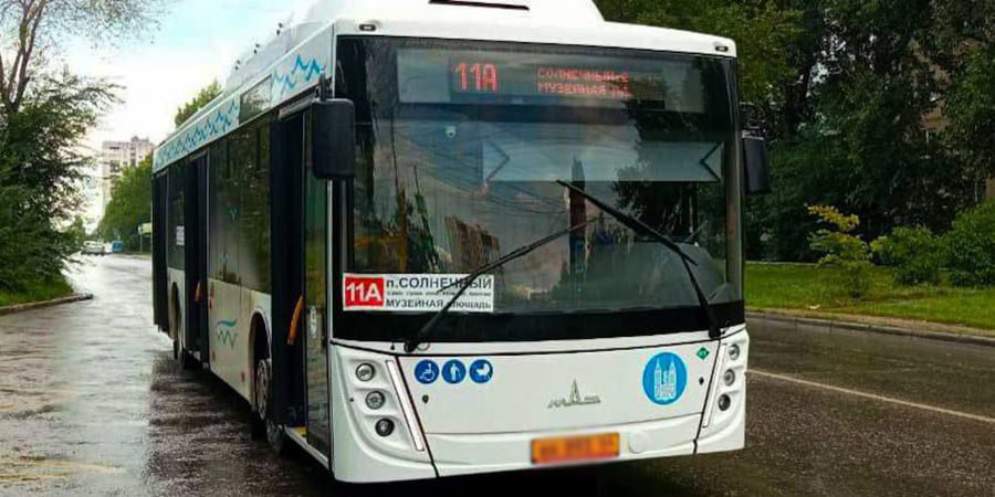 В Саратове контролеры в автобусах блокируют валидаторы и требуют паспорта В Саратове пассажиры автобусов сталкиваются с необычной работой контролеров которые проверяют факт оплаты проезда Как оказалось при проверке валидаторы устройства для приема оплаты по банковской карте отключают и после этого все пассажиры буквально становятся заложниками а выявленным нарушителям грозят штрафы Подробнее о ситуации рассказала девушка которая ехала в автобусе маршрута 11А Кузнецова Музейная площадь По ее словам обычно оплату проезда пассажиры проводят при выходе Эта практика сложилась уже очень давно когда из автобусов исчезли кондукторы На одной из остановок девушка приготовилась к выходу взяв в руки карту для оплаты проезда но в этот момент валидатор перестал работать а вошедшие в транспорт люди объявили о проверке проезда У них не было опознавательных знаков а также никаких документов проверяющие не предъявили Не представившись они потребовали паспорт а также по какой то причине сфотографировали его хотя владелец разрешения не давал После этого девушку убедили назвать свой номер телефона и подписать ряд документов толком не объяснив их содержания На вопрос о том куда пойдут личные данные контролеры заявили в администрацию В итоге терминалы оплаты разблокировались лишь после того как проверяющие покинули транспорт Подробнее читайте на сайте Четвертой Власти