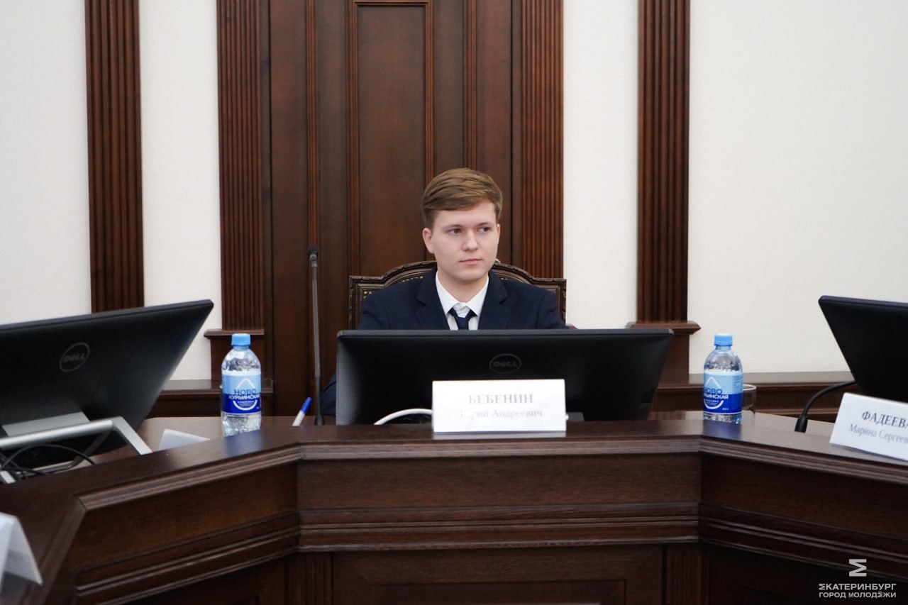 Мини администрацию с мини мэром и мини чиновниками создали в Екатеринбурге Глава города Алексей Орлов подписал постановление об утверждении состава Молодежной администрации В структуру вошли 17 человек мэр восемь заместителей и восемь глав районов Мини мэром стал 19 летний Юрий Бебенин активист Молодой гвардии Единой России Официально мини администрацию создали для того чтобы анализировать проблемы с которыми во время работы сталкиваются чиновники взрослой мэрии обеспечивать участие студентов в жизни города и содействовать развитию молодежного самоуправления Фото страница Юрия Бебенина в соцсетях   Новости из Екатеринбурга