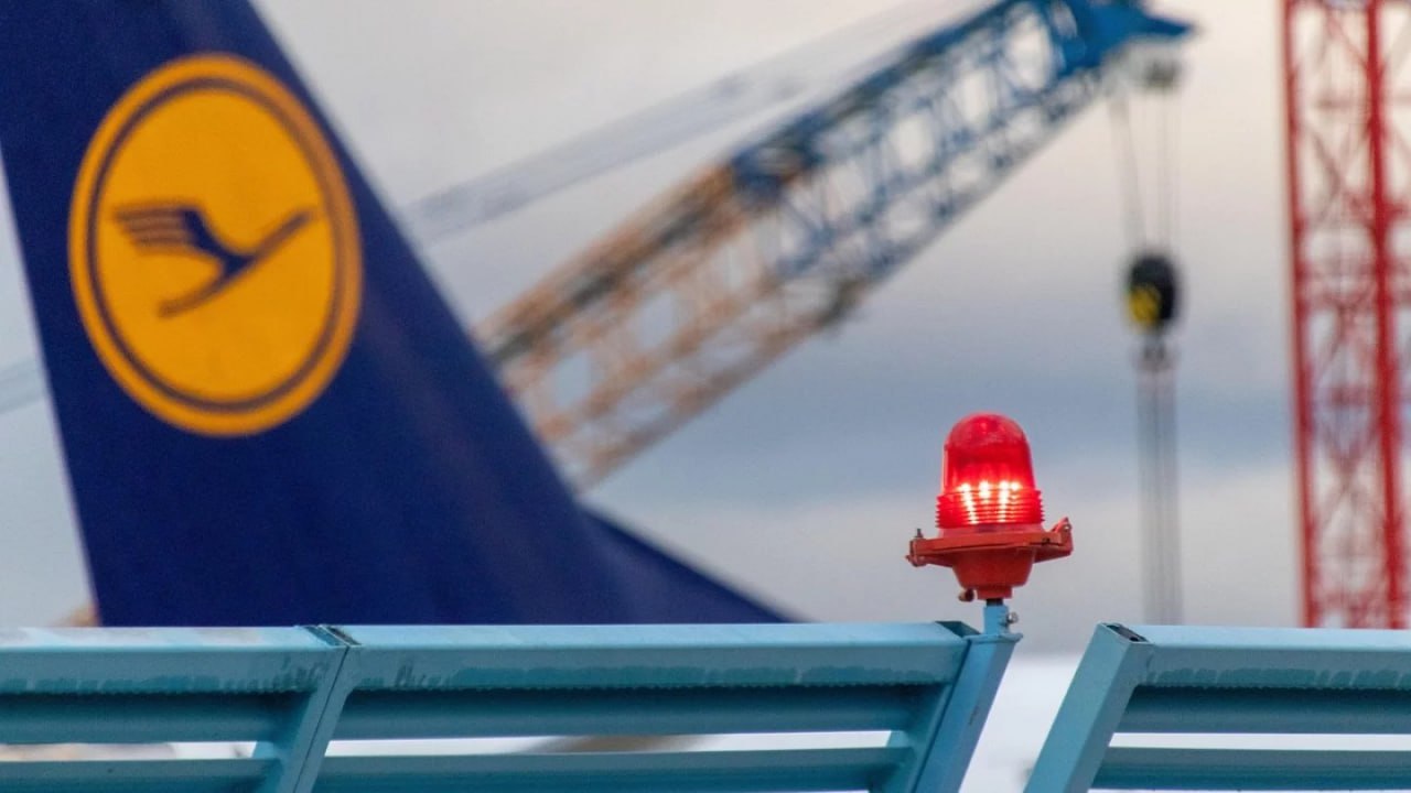 Lufthansa не летает в Казахстан из-за России? Что говорят в Минтранспорта По информации ведомства, немецкая авиакомпания прекращает рейсы из Германии в Казахстан с 26 октября 2025 года по 29 марта 2026 года. Из-за войны с Украиной авиакомпания вынуждена обходить воздушное пространство России, а это увеличивает расходы. Кроме того, у Lufthansa не хватает самолётов — поставки новых лайнеров и запчастей задерживаются. «Сейчас многие мировые авиакомпании сталкиваются с несвоевременным получением заказанных воздушных судов, в связи с чем пересматриваются планы перевозчиков». Другая причина — сезонное снижение числа пассажиров. «Отмечаем, что авиасообщение через Астану и Алматы выполняются по обращению самой авиакомпании — для обеспечения загрузки рейсов», —уточнили в ведомстве. О многочисленных проблемах, которые стали причиной отмены рейсов в Казахстан, авиакомпания уже заявляла ранее. Во сколько руководство авиаперевозчика оценило финансовые потери из-за перебоев с поставками запчастей, мы писали здесь. • Фото: Рixabay.