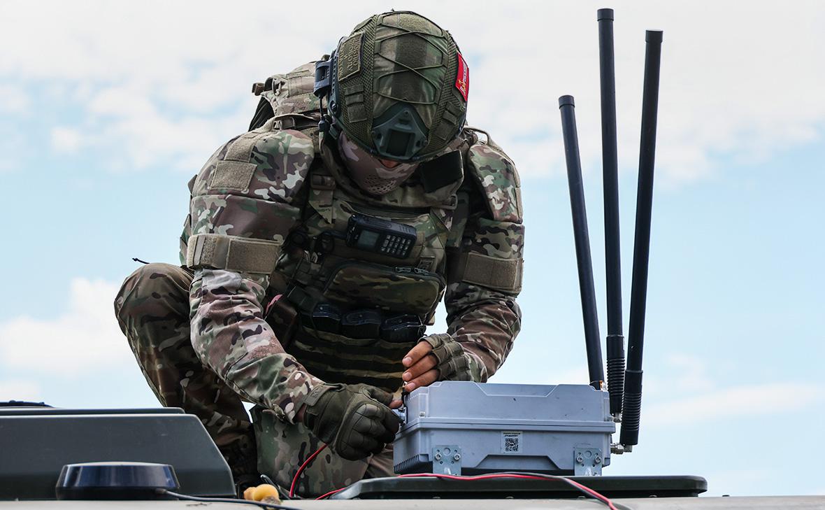 Интеллектуальная станция РЭБ для борьбы с дронами Российские специалисты завершают разработку новой интеллектуальной станции РЭБ, способной эффективно подавлять беспилотники, использующие сложные алгоритмы связи, включая псевдослучайную перестройку рабочей частоты ППРЧ . Основой для создания новой РЭБ-системы стала технология программно-определяемого радио. В проекте реализуется принцип перехвата сигнала и его последующего глушения за счет активной передачи. В настоящее время завершаются расчеты по антенной системе и параметрам усиления. Станция будет работать в широком диапазоне частот – от 50 МГц до 6 000 МГц и выше. Это позволит эффективно нейтрализовать современные дроны, которые меняют частоту сигнала в реальном времени, уходя от стандартных систем подавления. #Россия Belarus_VPO chat Проголосовать за канал