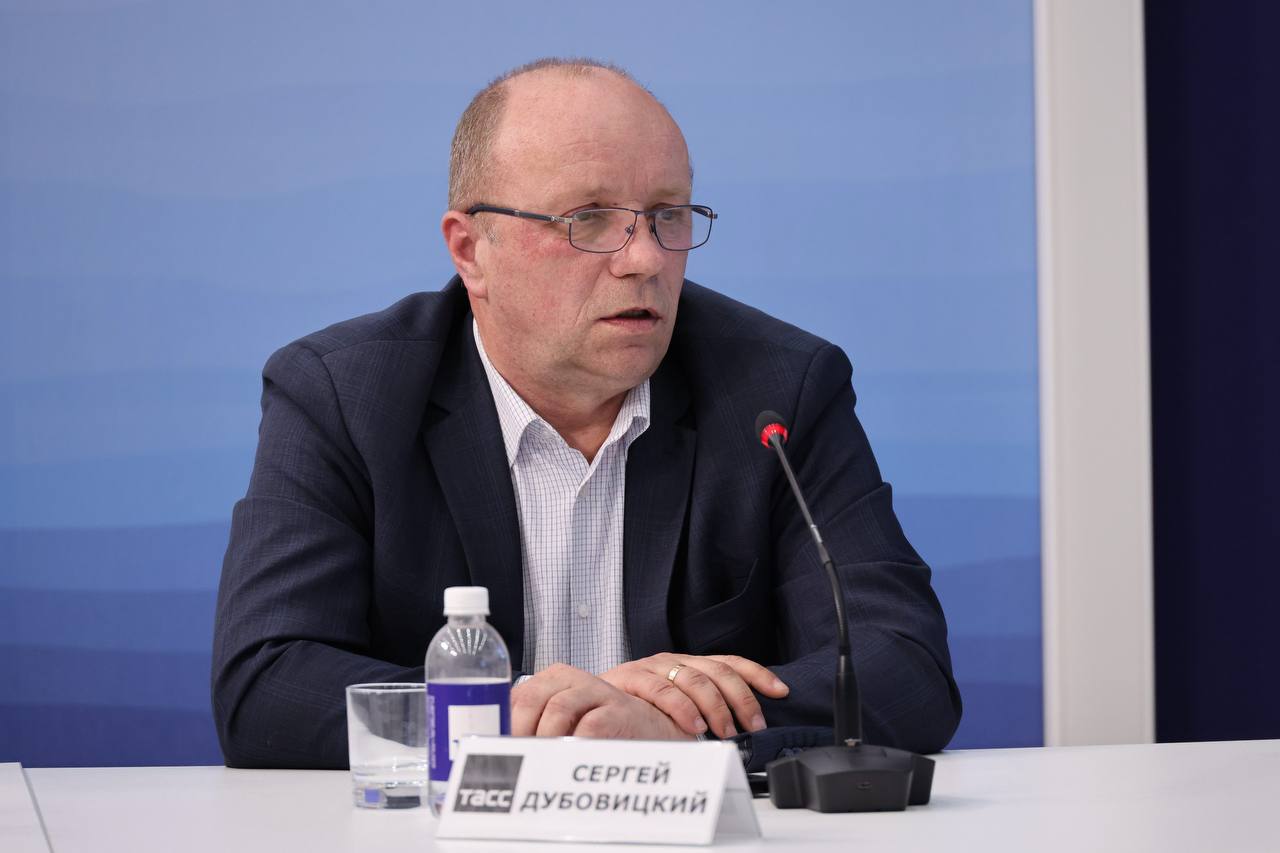 Развитие инновационного научно технологического центра ИНТЦ Русский позволит привлечь в Приморский край специалистов из других регионов страны по специальной квоте а также удержать в крае молодых людей за счет создания рабочих мест для реализации их амбиций Об этом на пресс конференции в РИЦ ТАСС Дальний Восток сообщил министр профессионального образования и занятости населения Приморского края Сергей Дубовицкий В программе по привлечению научно технических сотрудников мы специально для ИНТЦ выделяем отдельную квоту по привлечению высококвалифицированных ученых и инженеров для того чтобы они могли приехать сюда со своими семьями и уже делиться своим опытом Опытом знаниями со студентами ДВФУ которые тут же пилотировали свои проекты сказал он Министр отметил что в 2025 году в регион удалось привлечь 465 новых высококвалифицированных специалистов которые приехали на постоянное место жительства из других регионов Он добавил что ИНТЦ поможет молодежи в реализации своих карьерных амбиций Фото ТАСС Подписаться на министерство профобразования Приморья