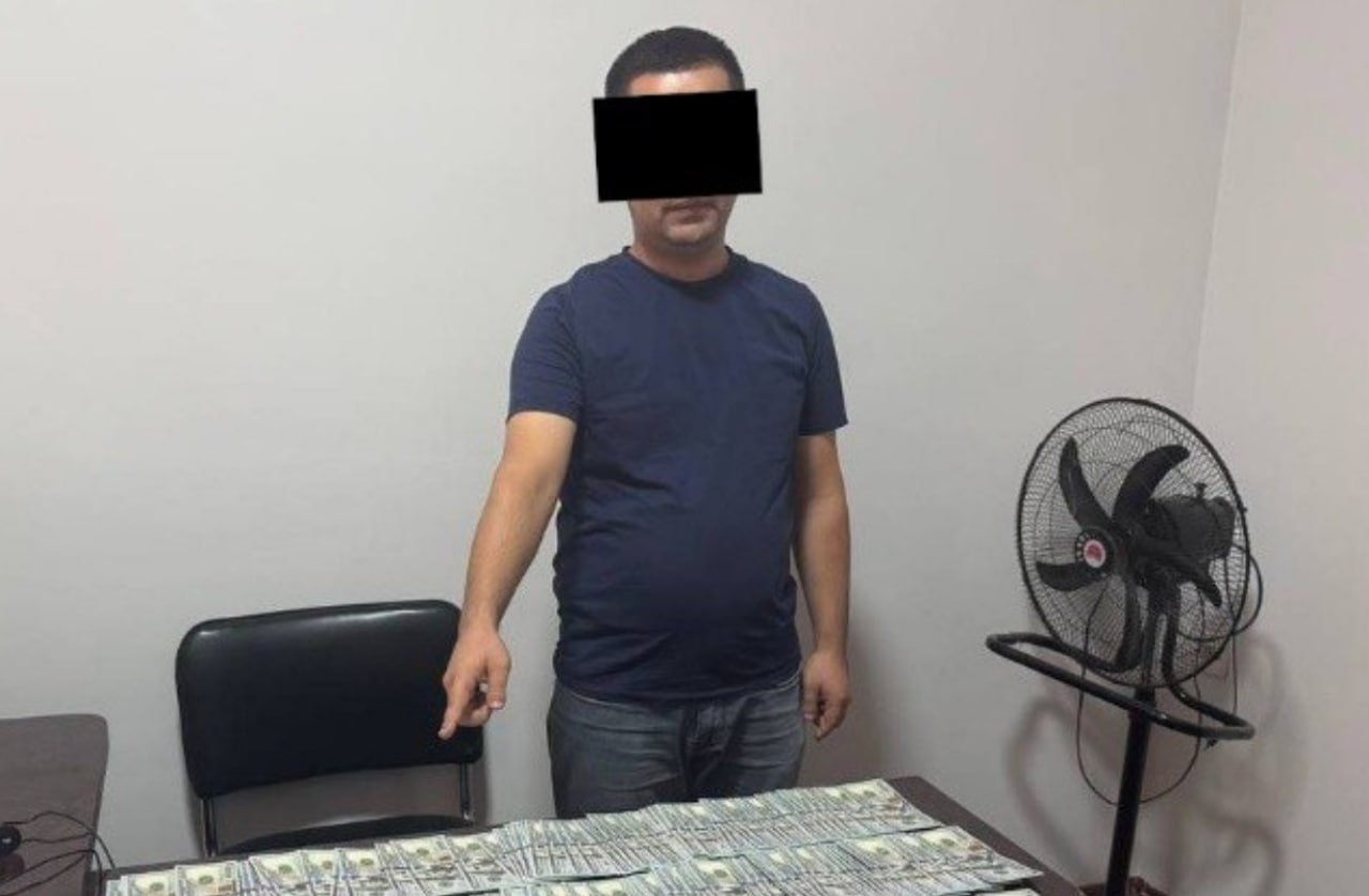 В Фергане сотрудника налоговой службы задержали при получении 30 тысяч   repost uz levie temki s zemley Подписывайтесь на Repost