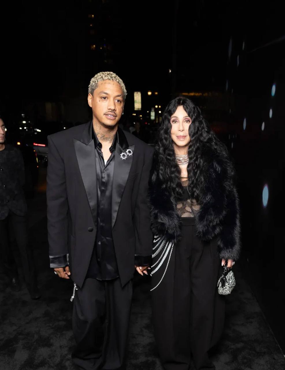 79 летняя Шер собирается выйти замуж в третий раз пишет Page Six Так певица хочет отметить свое 80 летие в этом году Избранником станет ее возлюбленный Александр Эдвардс Ранее Шер отвечала на критику по поводу разницы в возрасте в 39 лет между ней и ее будущим мужем Вы знаете мы стареем но наша душа молода ВПШ