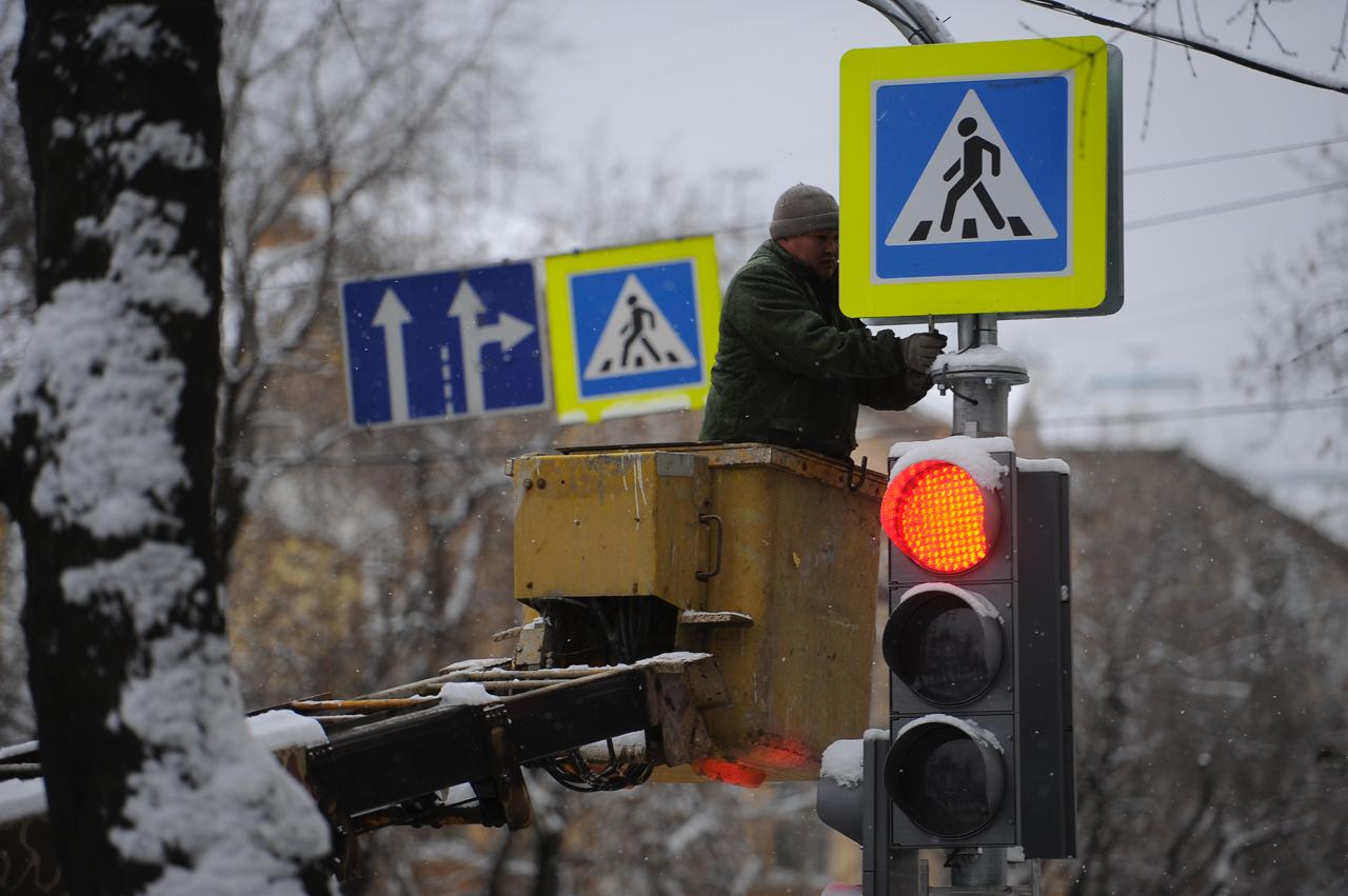 Светофоры отключат на перекрестке Курашова проспект Ленина в Якутске 10 декабря С 14 30 до 16 00 часов в связи с отключением электроэнергии не будут работать светофорные объекты сообщили в столичной Госавтоинспекции Согласно Правилам дорожного движения если на перекрестке не работает светофор он считается нерегулируемым Автомобилистам необходимо проезжать его уступая дорогу пешеходам Водителям рекомендуют быть внимательными и руководствоваться дорожными знаками Возможны задержки движения Фото Алексей Булатов