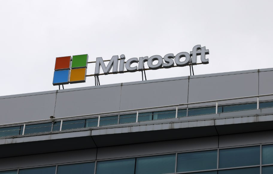 Intel и Microsoft зарегистрировали торговые знаки в России Крупнейшие американские разработчики и производители электроники Intel и Microsoft зарегистрировали свои товарные знаки в России, сообщают "Известия". Intel Corporation в начале апреля зарегистрировала товарный знак Intel Tiber. Согласно информации, указанной в карточке компании, под этим брендом планируется продавать в России компьютеры, процессоры, серверы, программное обеспечение, включая продукты для 3D-визуализации, моделирования и рендеринга, а также оборудование с использованием технологий искусственного интеллекта. Всего более 30 товарных позиций. Срок действия исключительного права на товарный знак — до 2034 года. Microsoft Corporation зарегистрировала товарный знак Microsoft Places в России. По информации из карточки компании, она планирует продавать в РФ широкий спектр программного обеспечения. Срок действия исключительных авторских прав на этот товарный знак истекает в 2033 году. Фото: ТАСС