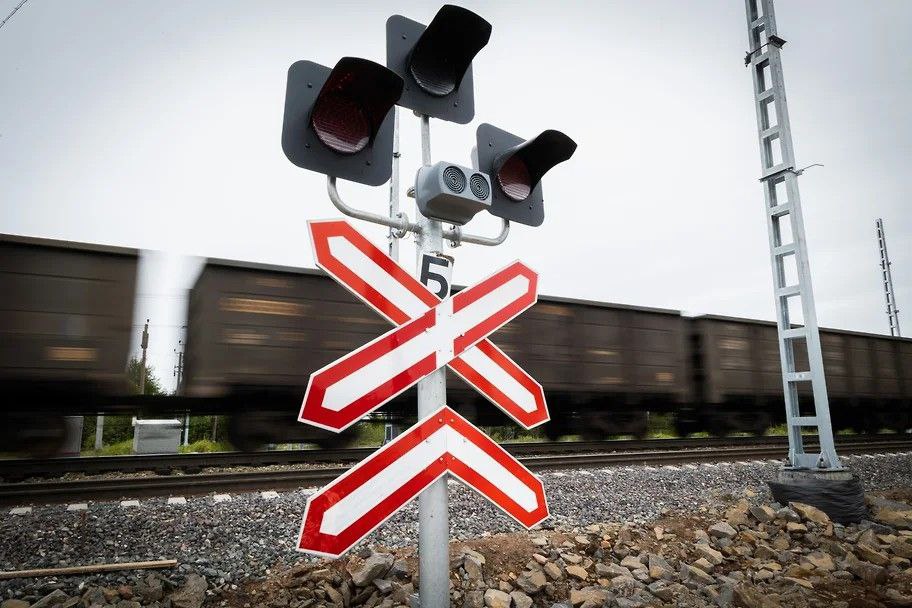 Вагонам не хватило грузов По итогам девяти месяцев 2025 года погрузка крупнейших железнодорожных операторов упала почти на 7 по сравнению с аналогичным периодом прошлого года сообщает Коммерсант Ситуация для игроков рынка осложняется тем что сокращение грузовой базы происходит в условиях низких ставок на предоставление вагонов которые не могут покрыть растущие расходы операторов на оплату тарифов и ремонты Погрузка топ 30 железнодорожных операторов по итогам трех кварталов 2025 года сократилась на 6 9 к тому же периоду 2024 года и на 11 2 к тому же периоду 2023 года следует из рейтинга Infoline Rail Russia Top за январь сентябрь Наиболее серьезно сократила объем перевозок занимающая вторую строчку рейтинга Федеральная грузовая компания РЖД на 30 3 до 54 3 млн тонн Лидер рейтинга Первая грузовая компания увеличила погрузку на 3 2 до 98 8 млн тонн Подписаться на PRO transport