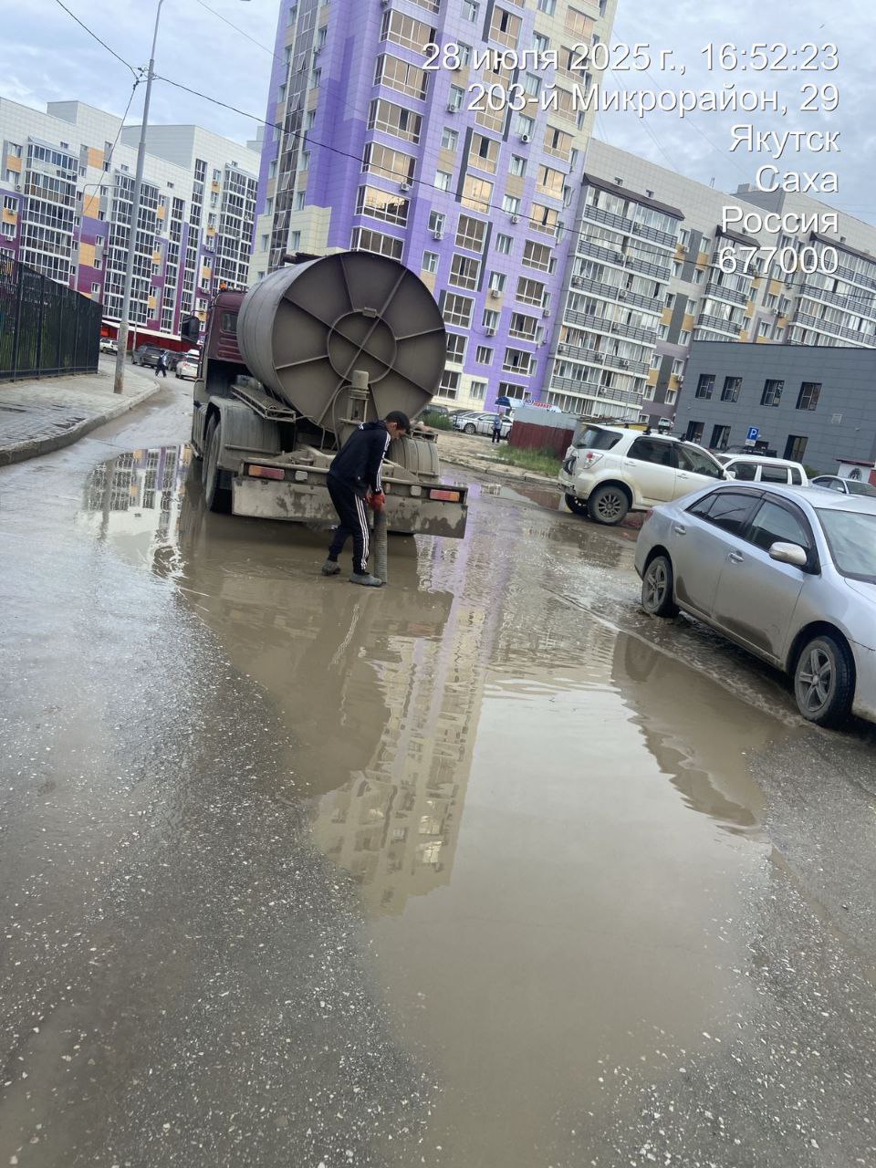 В Губинском округе ведётся откачка ливневых и талых вод с дорог и дворов. - Спецтехника мотопомпы удаляет скопившуюся воду после дождя. - Откачанная вода вывозится и утилизируется, чтобы жители могли безопасно и комфортно пользоваться городской инфраструктурой. Работы проводятся даже в сложных погодных условиях и продолжаются до полного устранения затоплений!