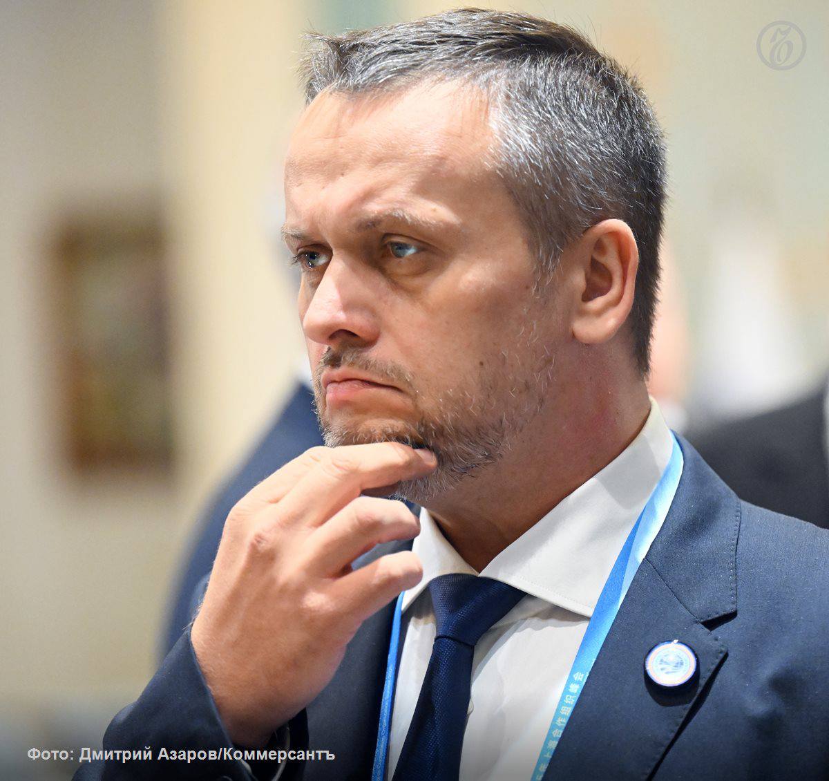 Министр транспорта Андрей Никитин утвердил пакет рекомендаций направленных на введение семейноцентричности в развитие транспортной отрасли сообщили в ведомстве Рекомендации включают три направления работы Первый раздел предлагает выделить парковочные места для семей с детьми на вокзалах и аэропортах установить детские кресла в автобусах организовать пандусы для детских колясок а также обучить персонал отрасли основам работы с семьями Второй раздел предполагает внедрение гибких графиков для сотрудников транспортной системы с детьми а также создание в офисах комнат матери и ребенка и игровых пространств Третий раздел предлагает транспортным вузам ввести адресные меры поддержки для студентов с детьми в том числе материальную помощь дистанционный формат обучения и гибкий график учебы Подписывайтесь на Ъ в Telegram в MAX Оставляйте бусты