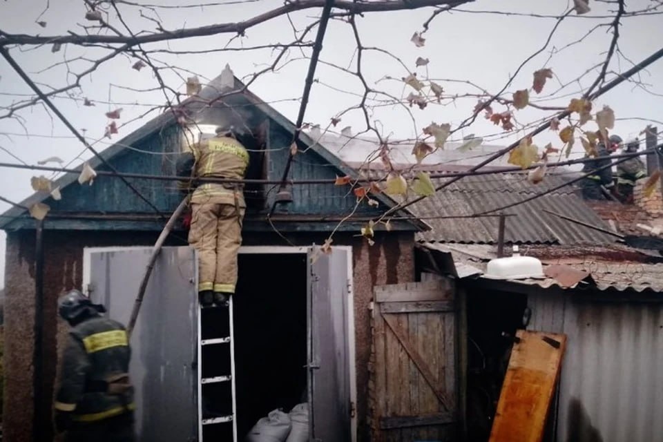 Хозпостройка горела в Краснодонском районе ЛНР    В Краснодонском районе произошел пожар. Спасатели оперативно выехали в поселок Краснодон на улицу Елисеенко.  - По прибытии подразделений наблюдалось открытое горение хозпостройки, - рассказали в региональном управлении МЧС.  Спасателям удалось оперативно сбить пламя и не позволить ему распространиться дальше. Огонь уничтожил 15 «квадратов» крыши. Причину пожара на данный момент устанавливают специалисты.