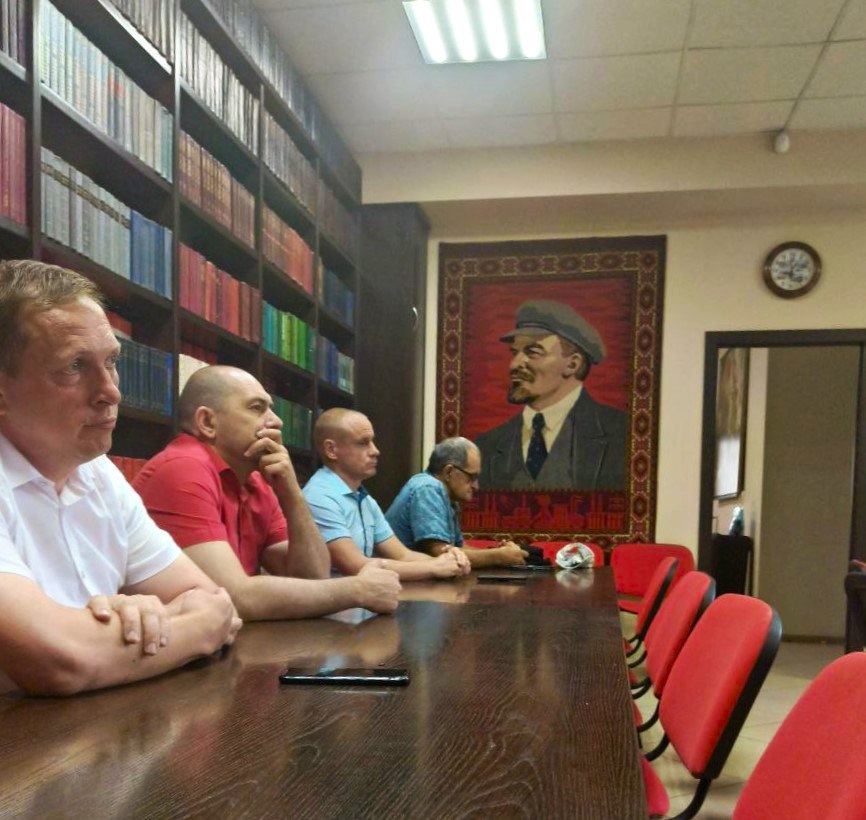 К выборам краевого Заксобрания в Центральном районе Барнаула собрана новая партийная команда    20 июля прошел Пленум районного комитета КПРФ Центрального района города Барнаула. Новым первым секретарем комитета избран Юрий Борисович Кропотин. Помощник депутата Госдумы Марии Прусаковой, депутат Барнаульской городской Думы Мария Корчагина покинула этот пост по собственному желанию.  ⏺Юрий Борисович - опытный партийный и политический деятель. В 2018 году, будучи членом ТИК Первомайского района с правом совещательного голоса, боролся за чистоту проведения президентских выборов. С 2018 по 2022 год возглавлял Центральный райком КПРФ, с 2021 года является заместителем председателя Алтайского краевого законодательного Собрания. На заседании был избран и новый состав бюро райкома.  Учитывая, что в 2021 году под его руководством все выдвинутые кандидаты в депутаты Центрального района победили по одномандатным округам в Законодательное Собрание, а также 100% лидерство территориальных групп от КПРФ, уверена что это решение серьезно скажется на предстоящих выборах в 2026 году.  - отметила первый секретарь Алтайского крайкома КПРФ, депутат Госдумы Мария Прусакова, принимавшая участие в мероприятии.