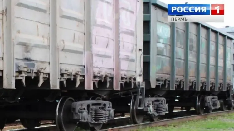 В Прикамье сошли с рельсов 4 грузовых вагона   vesti perm ru publications befcbbd8 35d6 4dd4 b827 59039c98a299 Транспортной прокуратурой организована проверка по факту инцидента в подвижным железнодорожным составом в Пермском крае Сегодня днем на путях примыкающих к станции Углеуральская допущено неконтролируемое движение 7 грузовых вагонов которые столкнулись с маневровым локомотивом В результате с рельсов сошли 4 вагона подвижной состав поврежден Ведутся восстановительные работы Пермской транспортной прокуратурой организована проверка исполнения требований законодательства о безопасности движения и эксплуатации железнодорожного транспорта Вести Пермь в MAX   max ru vestipermtv