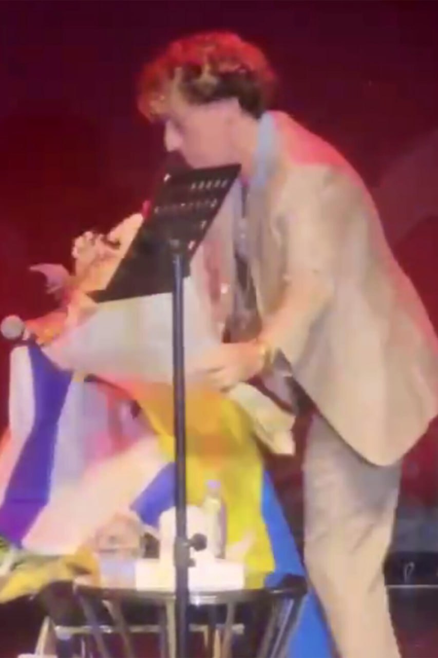 В Израиле проверяют Галкина из за оккупации флага накрыл не то и не так На концерте в Петах Тикве иноагент Максим Галкин решил устроить символизм уровня я так вижу взял украинский флаг у зрителя и накрыл им израильский Видео с ярким жестом стало достоянием общественности и СМИ Теперь Министерство нацбезопасности Израиля проверяет не осквернил ли артист национальный флаг страны За такое между прочим дают до трех лет тюрьмы или штраф в 15 тысяч Закон не шутит даже если на сцене стоит юморист иноагент Признан иноагентом в РФ   Подпишитесь на Абзац TG VK Дзен MAX Rutube