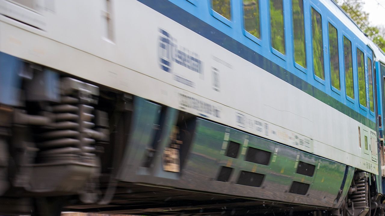 В Чехии полиция задержала троих подозреваемых в краже кабелей из за которых десятки поездов простаивают Злоумышленники обрезали и украли кабели которые нужны для управления стрелками семафорами и другой ж д инфраструктурой обеспечивающей безопасное движение пассажирских составов Инцидент произошёл на участке ж д линии между городами Оломоуц и Острава составы встали на перегоне прямо с пассажирами Спустя несколько часов железнодорожники частично смогли восстановить движение однако решить проблему полностью специалисты планируют в течение сегодняшнего дня PROtransport