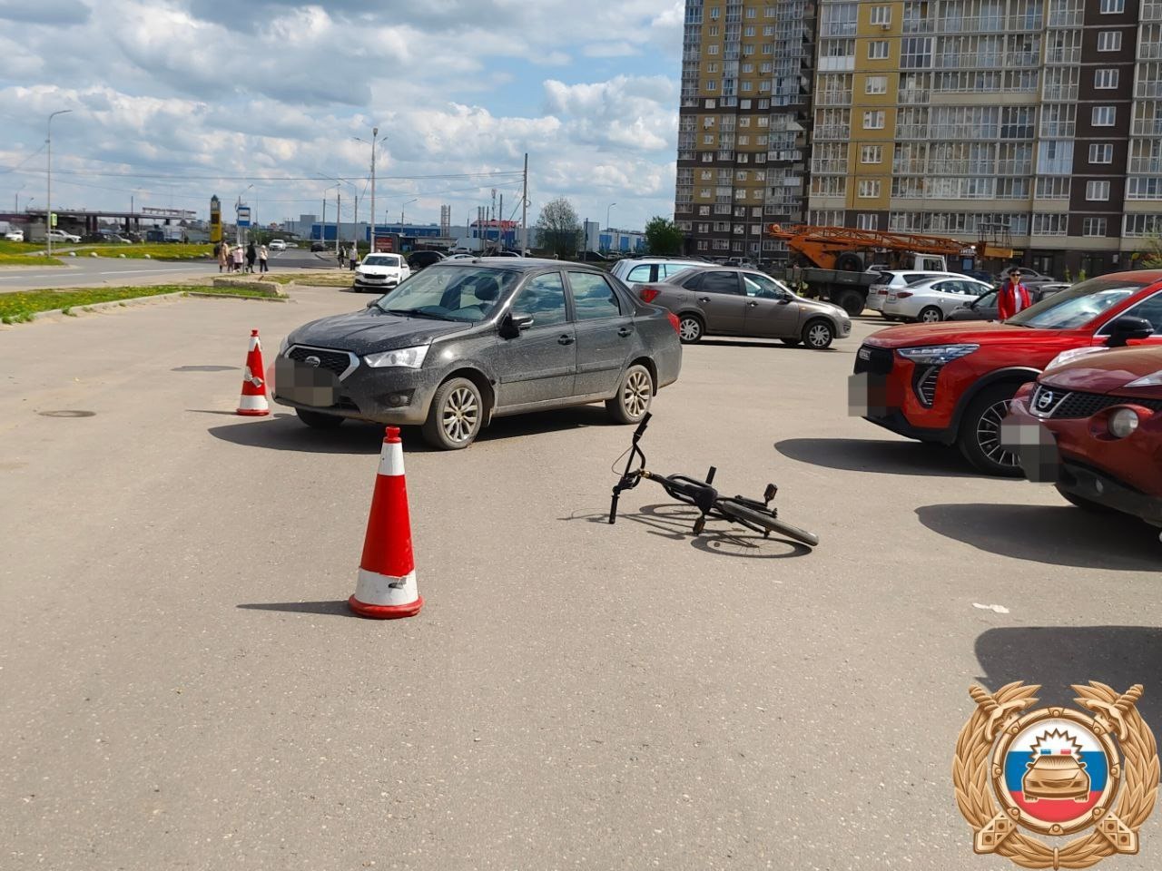 Малолетний лихач В Твери 17-летний водитель Datsun on-DO сбил 10-летнего мальчика на велосипеде. Подросток без прав взял автомобиль и поехал в магазин. В результате ДТП мальчик получил травмы и был госпитализирован. Подростка оштрафовали на 15 000 рублей за управление без прав, его мать — на 30 000 за передачу управления. Материалы переданы в ОПНД для постановки несовершеннолетнего на учет и привлечения родителей. Пилот Подписаться #ДТП