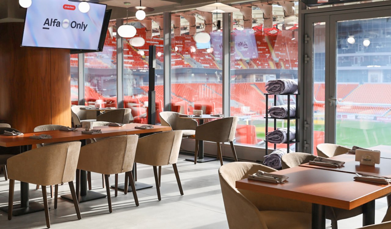 На Лукойл Арене для болельщиков открыли настоящую лакшери-зону — Alfa Only Lounge. Там есть тёплая трибуна на 150 человек и ресторан от Аркадия Новикова с полным безлимитом на все блюда и напитки. Попасть в сектор можно по премиальным абонементам, а для клиентов Alfa Only в лаундже подготовят специальное предложение на следующий сезон. сидишь в тёплом рестике и смотришь на уставших футболистов