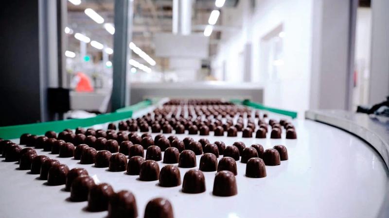 Российские кондитеры предупредили о новом витке подорожания шоколада  Российские кондитеры предупредили об очередном подорожании шоколада из-за роста цен на сырье. Об этом сообщает «Коммерсантъ». Гана, вторая по производству какао-бобов страна после Кот-д’Ивуара, повысила закупочные цены на сырье почти вдвое, с $3000 за 1 т до $5500, передает shoppers.media.