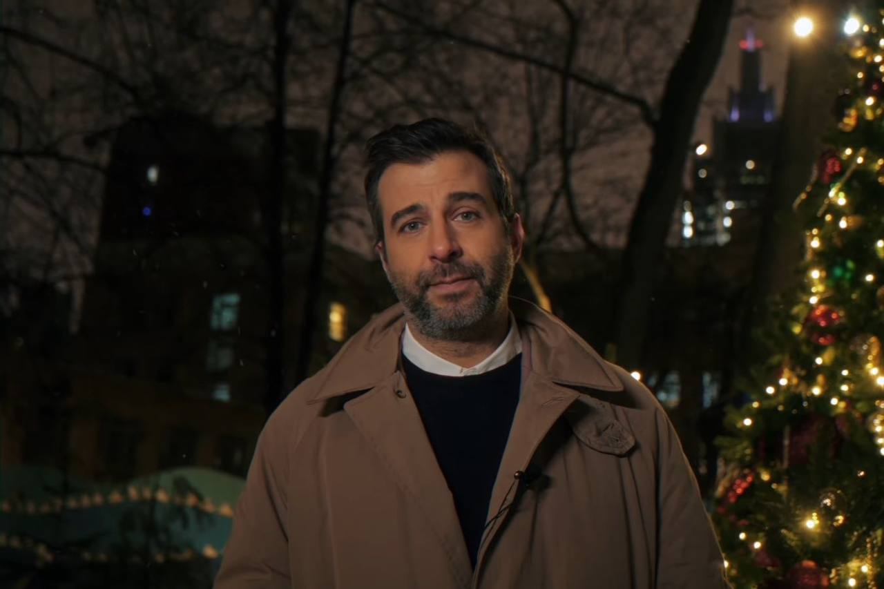 Иван Ургант вернулся в Москву и запустил свой YouTube канал Живой Ургант В своём первом ролике артист заявил что возвращается к активной деятельности в небольшом видео он поздравил россиян с Новым годом и прочитал шуточное стихотворение про снежинку