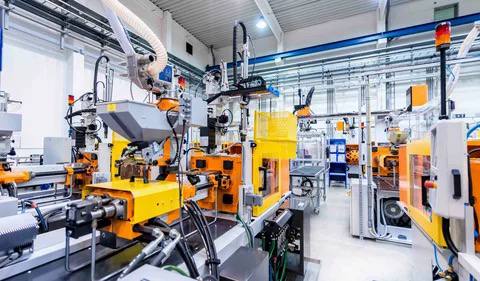 Срок подачи таможенной декларации на многокомпонентное оборудование продлили Предельный срок подачи таможенной декларации при ввозе в РФ последнего элемента партии многокомпонентного оборудования увеличен с 6 до 10 лет Соответствующий закон подписал Президент России Владимир Путин Согласно Таможенному кодексу ЕАЭС импортер при ввозе многокомпонентного оборудования частями и регистрации таможенной декларации на первую часть должен подать декларацию на последний компонент не позднее чем через два года со дня даты регистрации первой декларации Законодательство РФ дополняет это правило возможностью продлевать срок ежегодно в случае наличия мотивированного обращения декларанта При этом предельный срок подачи декларации на последний компонент установлен в шесть лет с даты регистрации декларации на первый компонент Согласно принятому закону он увеличивается с 6 до 10 лет Новый закон позволит дополнительно упростить ввоз многокомпонентного оборудования в условиях оптимизации логистики его поставок