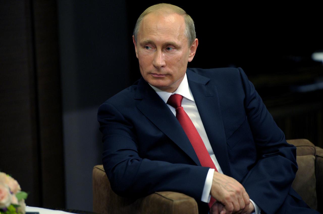 Президент России Владимир Путин направил поздравительную телеграмму российским боксёрам завоевавшим золотые медали на чемпионате мира который прошёл в Дубае В своём обращении глава государства отметил силу характера высокий уровень мастерства и отличную подготовку спортсменов подчеркнув что именно эти качества позволили им одержать победы в честных поединках и подняться на высшую ступень пьедестала почёта Сборная России уверенно заняла первое место в общекомандном зачёте мирового первенства Значительный вклад в этот результат внесли воспитанники дагестанской школы бокса Шарабутдин Атаев Джамбулат Бижамов и Муслим Гаджимагомедов ставшие чемпионами мира При этом Гаджимагомедов вошёл в историю отечественного бокса как первый спортсмен трижды выигравший чемпионат мира