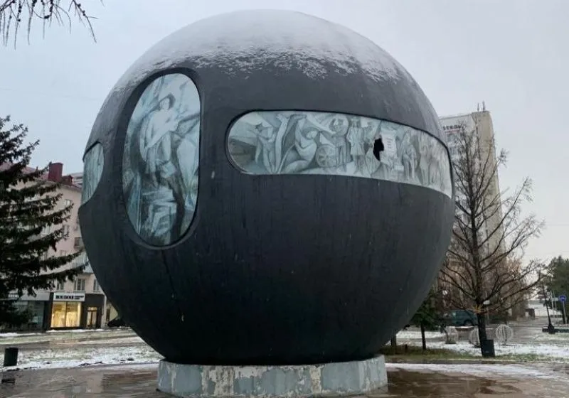 На площади Бухгольца в Омске заменят шар Держава Мэр Омска Сергей Шелест сообщил о начале работ по комплексному благоустройству площади Бухгольца Проект в том числе предполагает преображение знаменитого шара Держава Сергей Шелест напомнил что конструкция которая установлена у речного вокзала в настоящее время задумывалась как временная Сейчас она находится в плохом техническом состоянии и в ближайшие дни будет демонтирована В настоящее время уже ведутся работы по подготовке уникальных барельефов и определено производство где будет отливаться новая скульптура