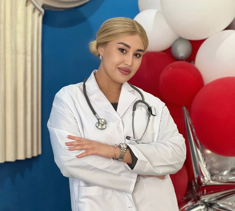 В Тюменской области 768 врачей педиатров лечат детей и подростков Сегодня отмечается Международный день педиатрии Одним из ярких примеров среди специалистов посвятивших себя этой профессии стала молодой врач педиатр Мария Анисимова Она после окончания Тюменского медуниверситета трудится в Областной больнице 15 села Нижняя Тавда Мне здесь предложили хорошие условия предоставили квартиру достойную заработную плату Кроме того я стала участницей программы господдержки Земский доктор Коллеги встретили меня очень тепло всегда готовы оказать поддержку и помочь советом поделилась Мария Федеральная программа позволила молодому специалисту получить единовременную выплату в размере 1 000 000 рублей Девушка призналась что идея помогать людям родилась у нее в трудный период когда она сама тяжело болела Стойкость и забота медиков которые ее лечили вдохновили девочку на решение которому она осталась верна На участке Марии более 1 000 детей В зоне ответственности не только маленькие жители районного центра но и пациенты из пяти ближайших сел и деревень Помимо амбулаторного приема в больнице она регулярно выезжает на вызовы к малышам и проводит патронаж новорожденных   В Тюменской области на сегодня 768 врачей педиатров в том числе 505 участковых Департамент здравоохранения Тюменской области Подписывайтесь на Информационный центр Правительства Тюменской области Читайте нас в MAX