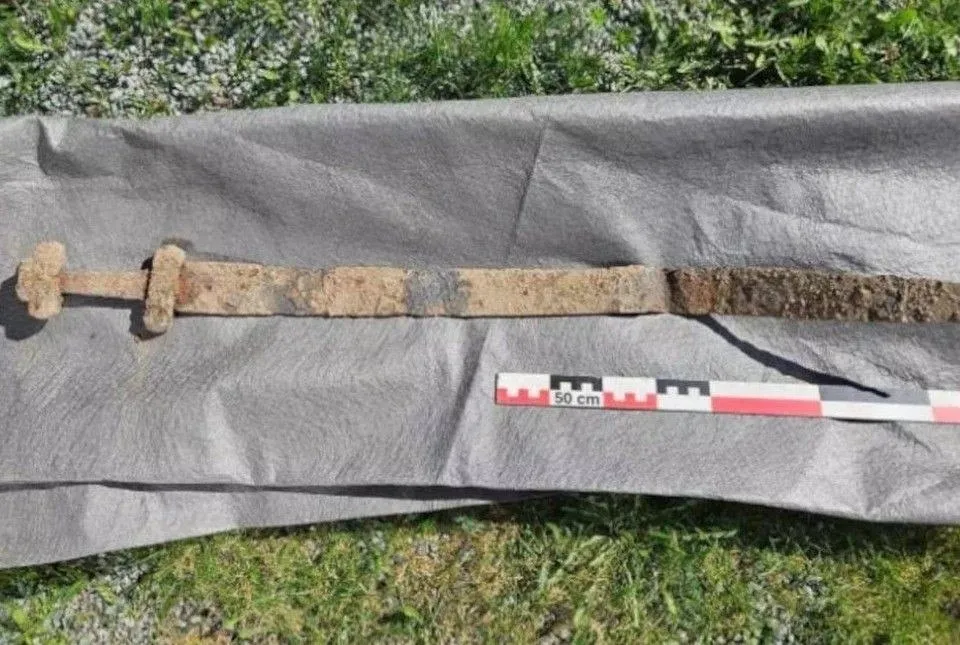 Школьник из Норвегии нашел меч викингов возрастом 1 3 тысячи лет Удивительное событие которое случается один раз на миллион произошло во время школьной экскурсии в Норвегии Там школьник обнаружил меч относящийся к эпохе викингов Юный Хенрик Рефснес Мортведт исследуя вспаханное поле в Брандбу со своим классом заметил нечто необычное торчащее из земли Его зоркий глаз обнаружил редкий однолезвийный меч Учителя и ученики немедленно связались с археологами которые подтвердили что находка датируется началом эпохи викингов и ей около 1300 лет Эксперты также отметили отличное состояние артефакта Меч был передан в Культурно исторический музей Осло для детального изучения Археологи поблагодарили ребёнка и преподавателей подчеркнув что своевременная передача находки профессионалам позволила сохранить важный исторический экспонат Подписаться на truekpru Читать нас в MAКС