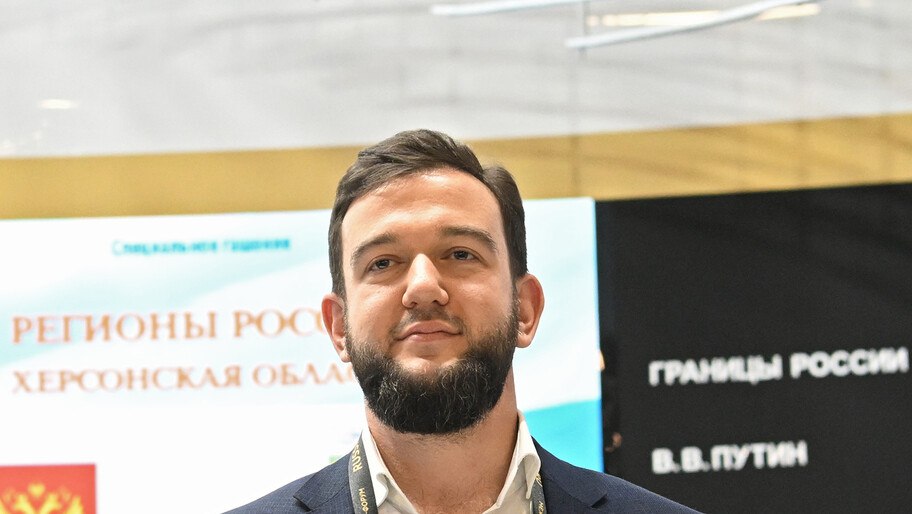 Машкауцан: турпоток в регион вырос и не только за счет транзита в Крым Туристический поток в Херсонскую область продолжает расти. Причем не только за счет тех, кто едет в Крым, но и путешественников, которые заинтересованы в отдыхе на местных побережьях, рассказал корреспонденту Херсонского агентства новостей врио председателя правительства региона Семен Машкауцан. «Мы уже видим, что туристов стало больше… И это не только транзит. Я сам встречаю людей, которые интересуются, узнают, где есть туристическая инфраструктура — места размещения, гостевые дома, гостиницы. В текущем году мы планируем принять не менее 100 тыс. туристов», — сказал Машкауцан на полях Петербургского международного экономического форума. Он отметил, что в Херсонской области успешно работает мобильный информационный центр. Он размещен на основной транспортной артерии региона. Читать полностью , VK и ОК и читайте новости на нашем сайте
