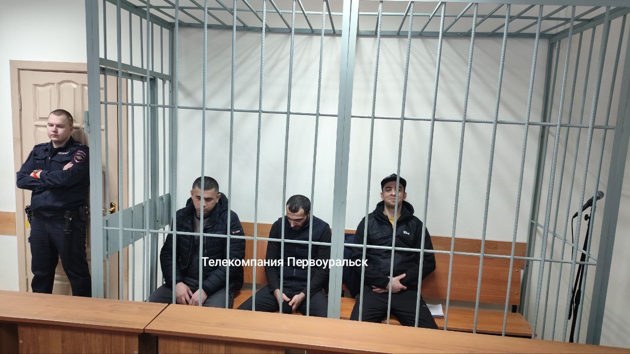 Сегодня в Первоуральске рассматривают дело о незаконном обороте контрафактного алкоголя На скамье подсудимых трое мужчин По версии следствия обвиняемые с ноября 2024 года по июль 2025 года в помещении склада в селе Новоалексеевское незаконно изготавливали алкогольную продукцию под видом оригинальной Продукцию обвиняемые хранили в контейнерах на складах а также в полуприцепах рефрижераторах в Екатеринбурге Первоуральске Берёзовском