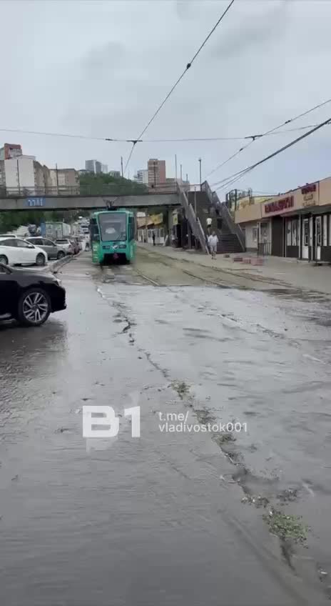 Прорыв канализации затопил площадь Луговая во Владивостоке
