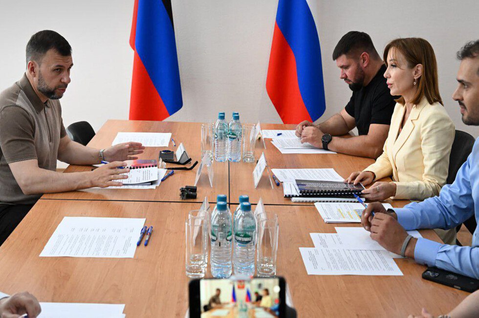 Пушилин рассказал о подготовке генпланов для городов Республики ДАН: Написать нам -планов стала основной темой рабочей встречи Главы ДНР и директора Единого института пространственного планирования РФ Дины Саттаровой. «Сегодня на очередной встрече обсудили прогресс по проработке мастер-планов для нашей Республики. В том числе для Донецко-Макеевской агломерации — и нам нужно ее воспринимать ровно таким образом, как агломерацию. Также затронули мастер-планы, которые нам необходимо делать в едином ключе по всему побережью, не разделяя, где Мариуполь, Новоазовск или же территория Мангушского района — у нас 124 километра береговой линии, которые должны в ближайшем будущем стать единым пространством», — привели в пресс-службе института слова Пушилина по итогам встречи. Читать полностью