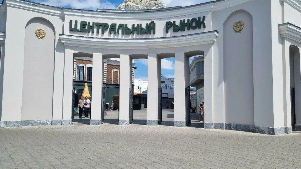 Центральный рынок в Оренбурге с 1 января перестанет работать Территорию закрывают на реконструкцию которая продлится больше года В обычном режиме продолжат работать только павильоны по периметру а также торговый центр Восход пишет Урал56 В будущем на обновленной территории могут появиться не только торговые но и спортивные объекты orengorodovoy теперь и в МАХ