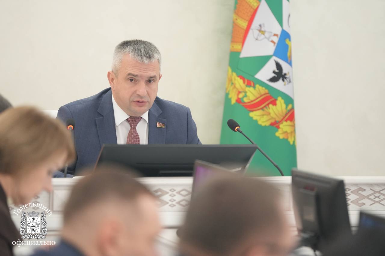 Итоги социально экономического развития Гомельской области за три квартала 2025 года стали предметом обсуждения на заседании облисполкома Хозяйственный комплекс региона успешно справился с семью из девяти намеченных задач а по двум другим показателям зафиксирован прогресс Положительная динамика отмечена практически во всех секторах экономики Губернатор Иван Крупко высоко оценил результаты особо выделив достижения в строительстве сельском и лесном хозяйстве торговле общественном питании транспорте а также в сферах информации и связи Он подчеркнул что эти успехи результат труда людей на местах Вместе с тем губернатор призвал к наращиванию усилий в промышленности напомнив каждому руководителю о личной ответственности за выполнение плановых показателей На заседании присутствовали помощник Президента инспектор по Гомельской области Руслан Пархамович председатель областного Совета депутатов Екатерина Зенкевич а также представители центральных ведомств подключившиеся по видеосвязи