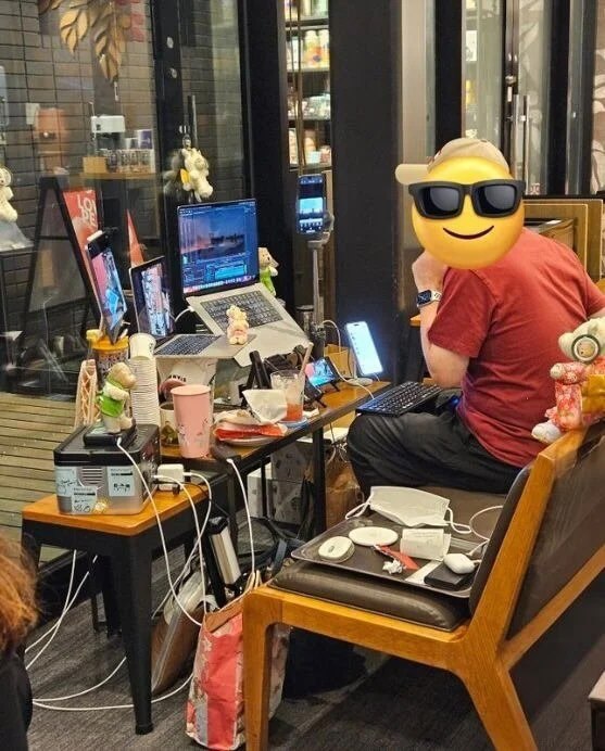 Южнокорейский Starbucks запретил приносить с собой мониторы и другую крупную технику: некоторые удаленщики обустраивали себе там буквально мини-офисы.  Меру объяснили многочисленными жалобами посетителей, которые в таких условиях не могут приятно провести время и насладиться кофе. При этом приходить с ноутбуками и ограничивать время нахождения с ними в Starbucks не стали.