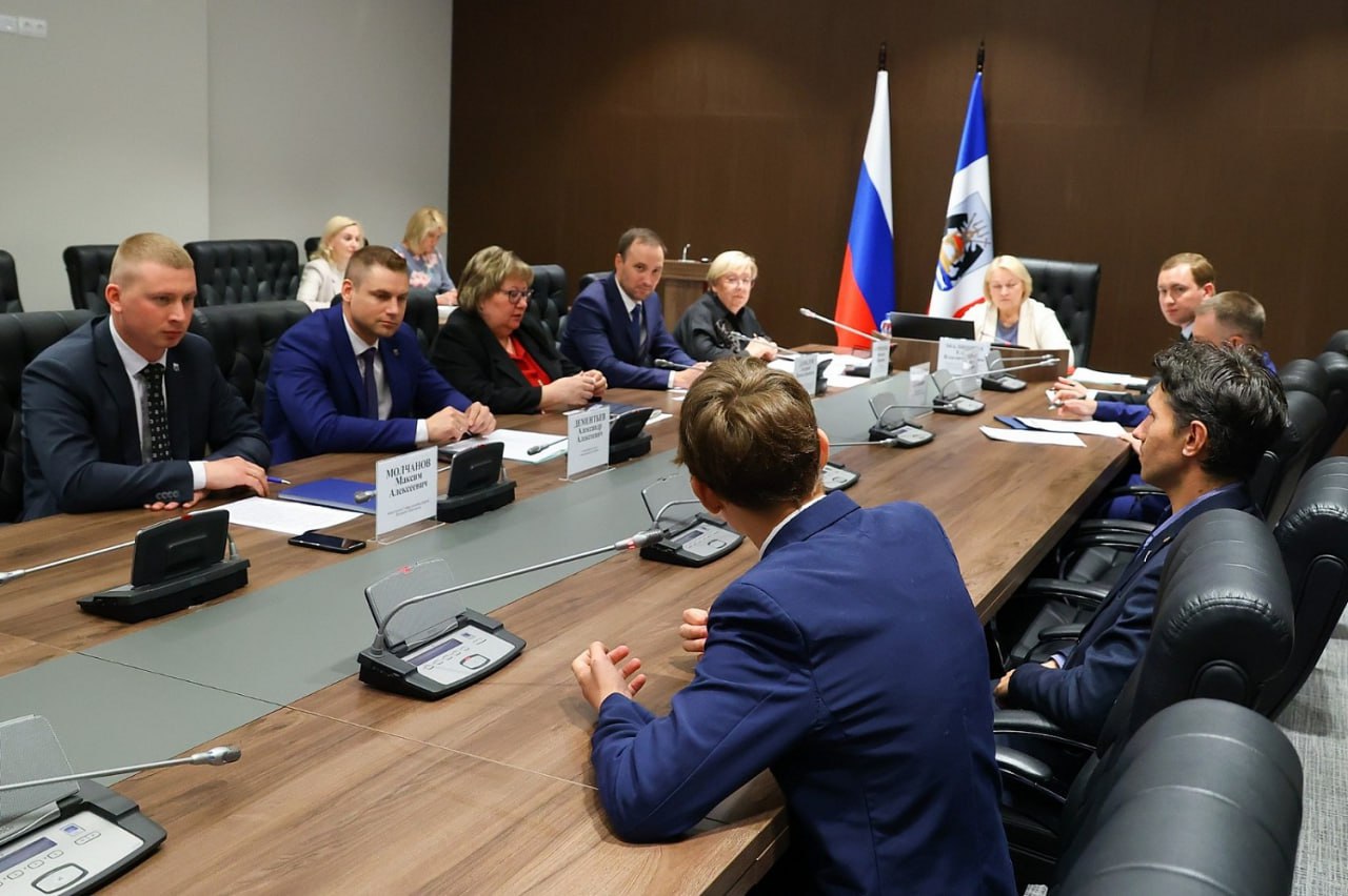 В Новгородской области работала мобильная приемная Президента РФ 27 мая помощник полномочного представителя Президента РФ в СЗФО Елена Малинина провела личный прием граждан по итогам работы мобильной приемной Президента РФ. В нём приняли участие главный федеральный инспектор по Новгородской области Иван Евтихин, заместитель губернатора Новгородской области Андрей Данилов, заместитель прокурора Новгородской области Павел Россоловский, представители органов исполнительной власти и органов местного самоуправления. Были рассмотрены обращения жителей Валдайского, Чудовского, Новгородского округов и Великого Новгорода, направленные на имя главы государства. Они касались включения в областную программу газификации деревни Высокое Чудовского округа, благоустройства футбольного поля в поселке Пролетарий Новгородского округа, а также ремонта дорог в деревне Новая Мельница на улице Красивая и городском микрорайоне Деревяницы на одноименной улице. По результатам работы мобильной приемной даны поручения и установлены сроки для их исполнения.