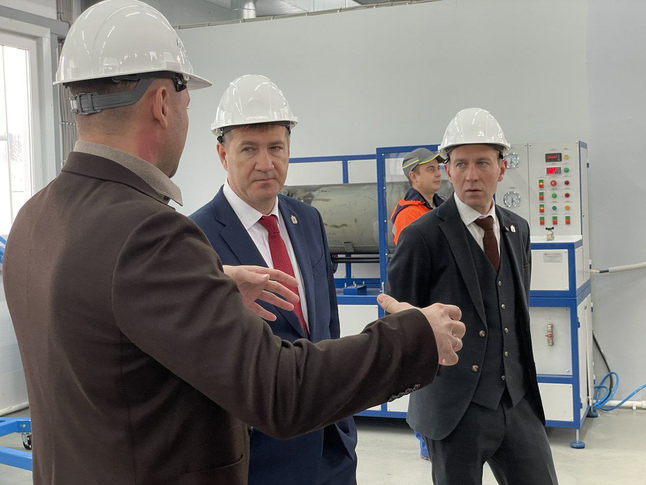 В Хабаровске готовится к запуску новый железнодорожный проект ЖелдорТрансСервис собирается построить сервисный хаб для ремонта и модернизации локомотивов Компания подала заявку на резидентство в ТОР Хабаровск а инвестсовет края уже одобрил расширение границ под будущую площадку Сегодня частные перевозчики всё ещё отправляют локомотивы в центральные регионы тратя недели и месяцы на логистику Новый центр должен изменить ситуацию предприятие планирует построить производственный корпус площадью около 850 квадратных метров оснастить его специализированным оборудованием и создать первые 33 рабочих места Стоимость проекта оценивается примерно в 200 млн рублей Спрос на ремонт и модернизацию тепловозов очень высокий и эта потребность только усиливается отметил министр экономического развития Хабаровского края Николай Дубинин Строительно проектная стадия стартует в 2026 году ввод объекта намечен на конец 2027 го В начале 2028 го компания рассчитывает выпустить первые модернизированные узлы для локомотивов Интерес к будущему хабу уже проявляют крупные угледобывающие и промышленные компании Дальнего Востока которым важно сокращение простоев и возможность обслуживать подвижной состав в регионе Хабаровск