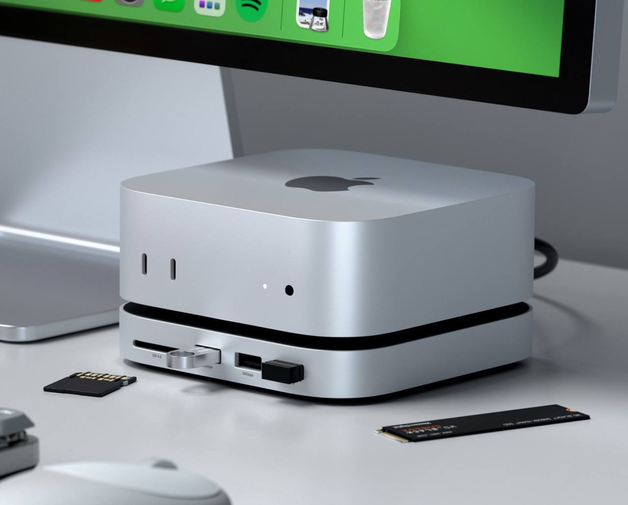 Компания Satechi анонсировала Mac mini M4 Stand & Hub – подставку-хаб для самого маленького компьютера Apple    Среди ожидаемых портов будут один USB-A 2.0 и два USB-A 3.1 gen 2, SD-кардридер, а ещё возможность подключения SSD-накопителей до 4ТБ прямо внутри подставки  M.2 2230/2242/2260/2280 со скоростью до 10 Гбит/с . Корпус из алюминия и с функциональными теплорассеивающимися вентиляционными отверстиям.  Но есть нюанс: Satechi начнёт продавать новинку не раньше весны 2025 года и цену пока не называли  ‍