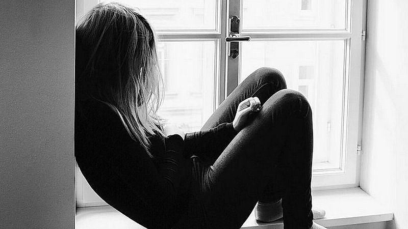 Наказали мать собутыльницу 38 летняя уфимка в январе неоднократно угощала алкоголем дочку и её подругу При этом ранее судимая нерадивая мать была лишена родительских прав Суд приговорил ее к 4 5 годам лишения свободы После этого случая прокуратура вскрыла халатность в полиции и соцслужбах которые проглядели ситуацию Двух чиновников наказали дисциплинарно БСТ в Telegram БСТ в МАХ