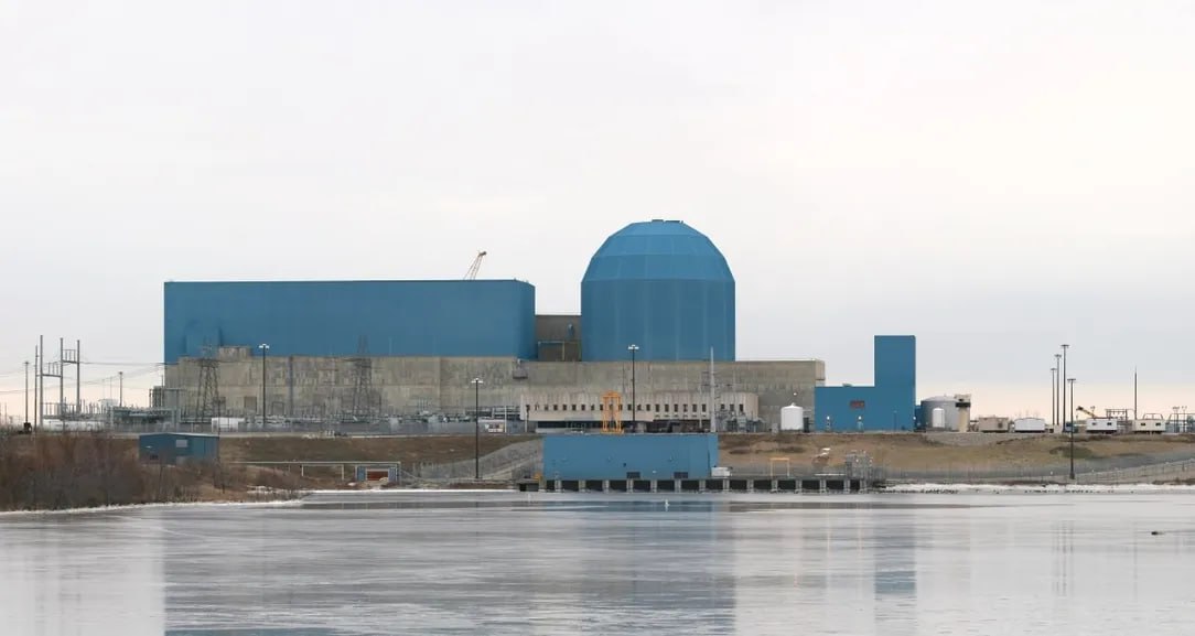 Корпорация Meta заключила крупную сделку с компанией Constellation Energy, обеспечив работу атомной электростанции Clinton Clean Energy Center в Иллинойсе до 2047 года. Соглашение, вступающее в силу с июня 2027 года, предполагает приобретение компанией всех «атрибутов чистой энергии» электростанции мощностью 1,1 гигаватта. Хотя электроэнергия будет по-прежнему поступать в общую энергосеть, а не напрямую в дата-центры компании ближайший из которых расположен примерно в двух часах езды от Clinton , сделка направлена на снижение углеродного следа компании. Это не уменьшит выбросы в энергосистеме, но предотвратит их потенциальное увеличение. Финансовые детали сделки не разглашаются, однако известно, что речь идёт о миллиардах долларов. Эти инвестиции помогут Constellation Energy получить переоформление лицензии на эксплуатацию электростанции и гарантируют ей покупателя на весь срок действия продлённой лицензии.
