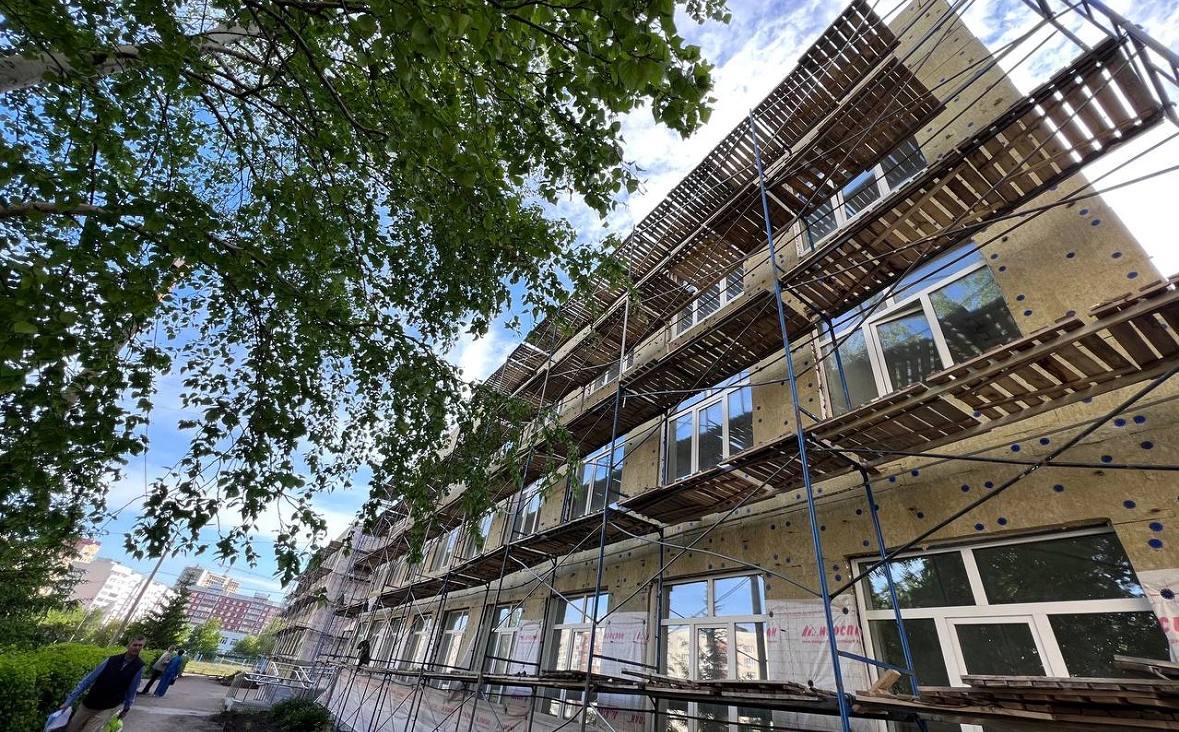 На капремонт школ и детсадов в Башкирии направят 3 6 млрд В Башкирии на капитальный ремонт зданий школ колледжей и детских садов в 2026 году выделят 3 58 млрд руб Из них 3 2 млрд выделены из федерального бюджета сообщил на заседании правительства республики министр просвещения РБ Ильдар Мавлетбердин Всего в этом году планируется отремонтировать 53 объекта 41 школу по шесть детских садов и профессиональных колледжей Они расположены в 24 районах и городах республики РБК Уфа в Telegram РБК Уфа в MAX