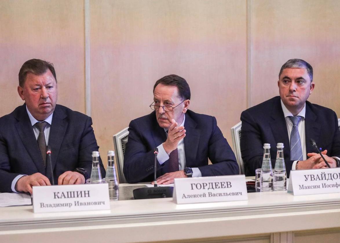 В Государственной Думе состоялось заседание Комитета ГД по аграрным вопросам, в ходе которого обсуждался Национальный доклад о карантинном фитосанитарном состоянии территории России в 2024 году. Доклад представил руководитель Россельхознадзора Сергей Данкверт, в обсуждении приняли участие руководители Минсельхоза РФ, представители регионов и отраслевых научных организаций. Мониторинг фитосанитарного состояния — ключевой элемент продовольственной безопасности страны. От этого зависит качество сельхозпродукции и её экспортный потенциал. По результатам работы Россельхознадзора в прошлом году обследовано около 300 млн га площадей, ликвидировано свыше 1 тыс. карантинных фитосанитарных зон площадью 6,5 млн га. Также на границе не допущено к ввозу 18,6 тыс. тонн зараженной продукции. Особо отмечу вклад службы в развитие экспорта АПК. В 2024 году Россия поставила за рубеж 109 млн тонн продовольствия, заняв третье место в мире по объёмам аграрного экспорта. Благодаря слаженной работе открыты новые рынки, устранены необоснованные ограничения. Так в 2024 году сняты барьеры в поставках с Мексикой, Индонезией, Иорданией, Китаем, Вьетнамом, Индией и другими странами. Благодарю коллег из Россельхознадзора и Минсельхоза РФ за конструктивный диалог по вопросам, важным для развития агропромышленного комплекса.