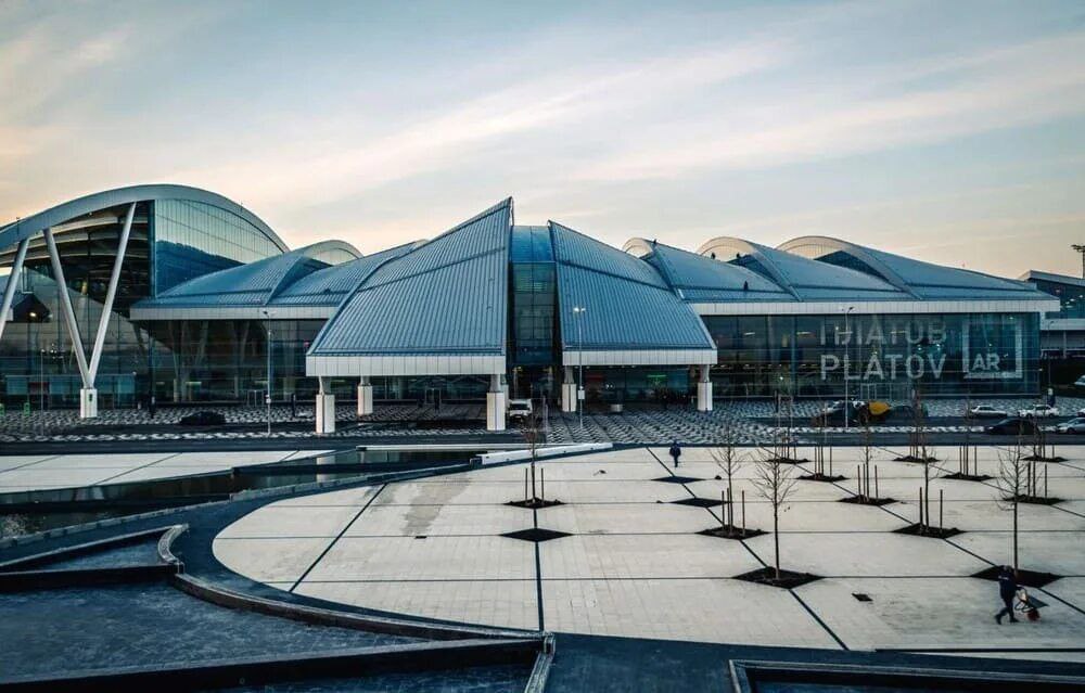 Власти Ростовской области рассчитывают на возобновление работы аэропорта Платов в Ростове на Дону до конца 2025 года сообщила пресс служба губернатора Аэропорт я надеюсь у нас до конца года в Ростове откроется будем все делать для этого Это даст возможность активизировать наше сотрудничество с точки зрения визитов этого мы все хотим сказал глава области посещая с официальной делегацией Минск Он подчеркнул что рассчитывает на активизацию обоюдных контактов и бизнес миссий после возобновления работы аэропорта Платов