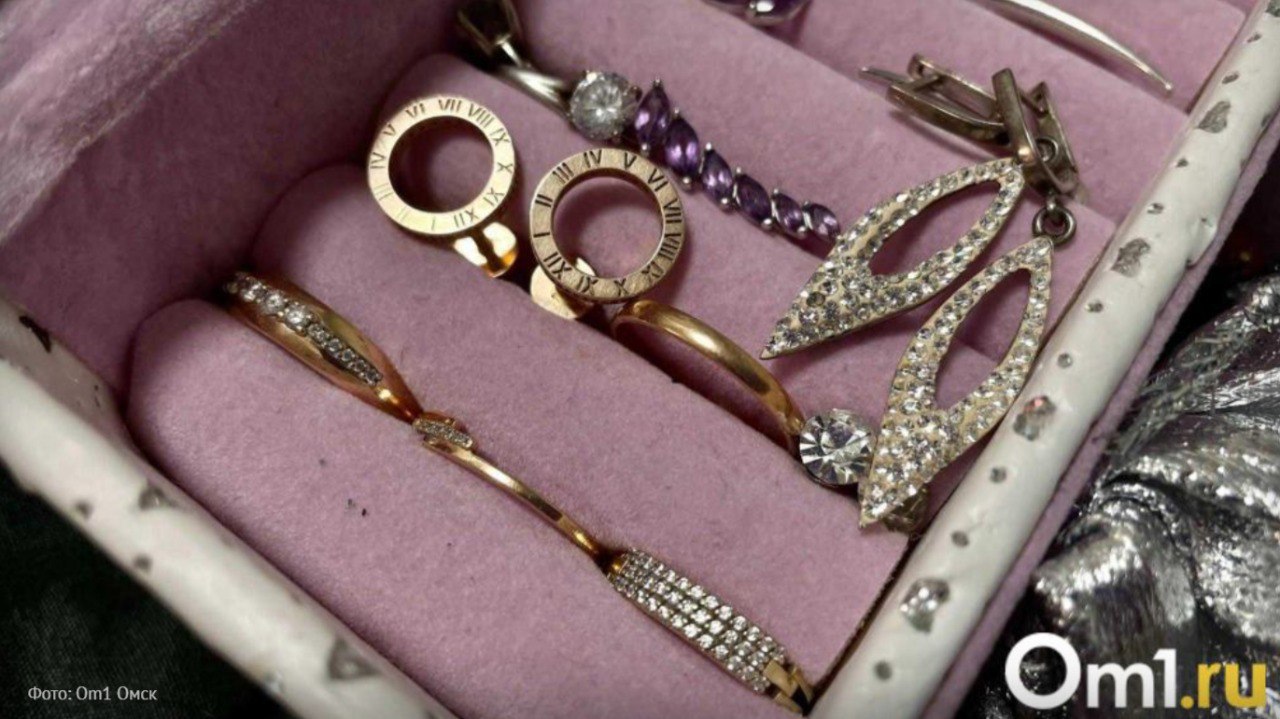 В Омске мошенники обманом чуть не выманили у школьника ювелирные украшения и часы Злоумышленники убедили 13 летнего мальчика что его семья якобы замешана в незаконных финансовых операциях сообщает пресс служба Омской полиции Сначала подростку позвонил замдиректора школы и попросил продиктовать код из СМС для обновления данных Затем были звонки от госслужащих которые сообщили о переводе средств семьи на Украину и угрозе уголовного дела По видеосвязи мошенники убедили подростка собрать в коробку ценные вещи пять часов золотые кольца серьги и отправить всё через транспортную компанию Отец вовремя заметил что происходит и успел отменить отправку посылки обратившись в пункт доставки Полиция начала проверку Om1 Омск в MAX