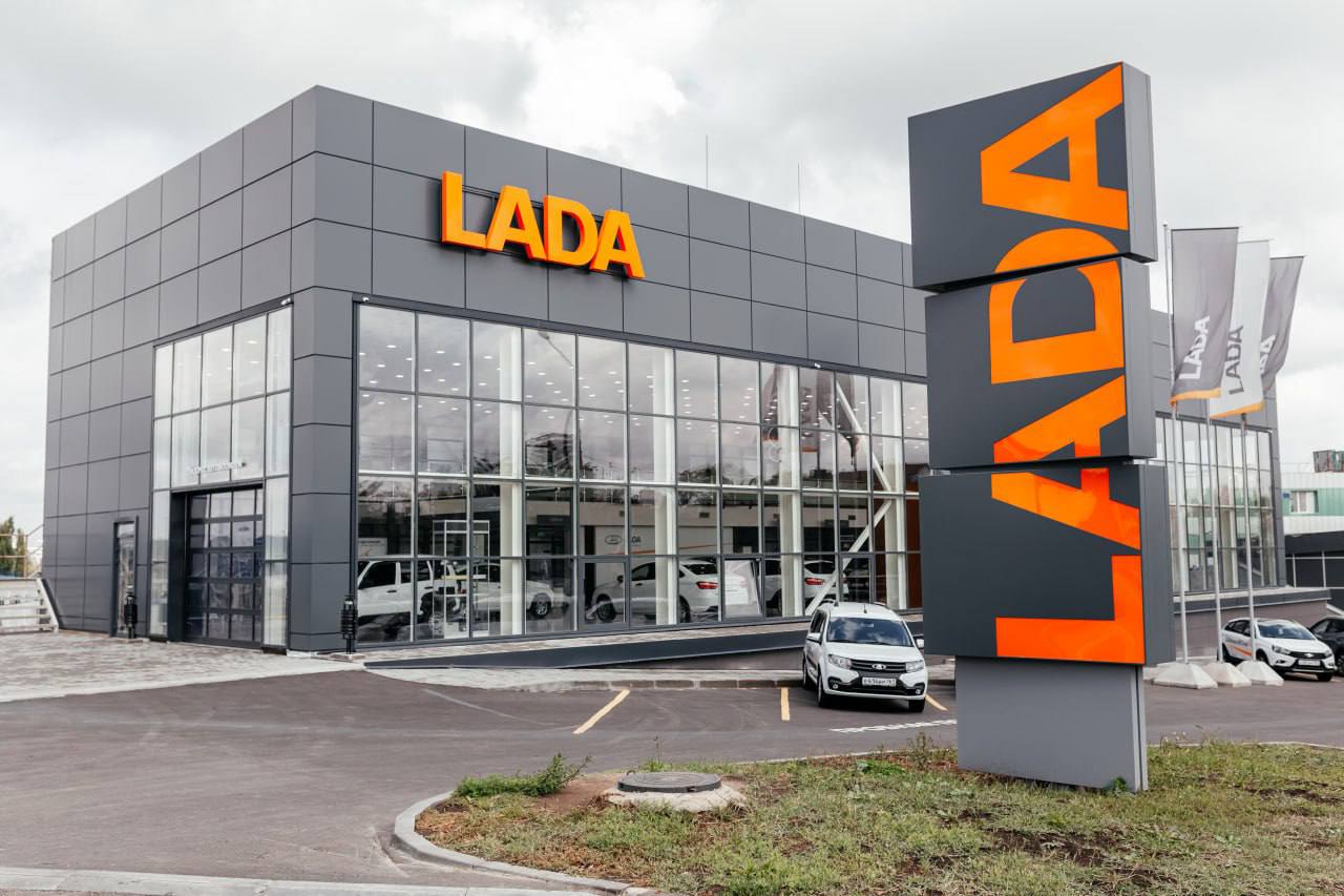 LADA — самая угоняемая марка автомобиля в РФ В топе по угонам марки Lada лидирует с небольшим отрывом , Hyundai, Kia, Renault и ГАЗ, отмечают аналитики. За первые пять месяцев 2025 года количество угонов в России выросло на 30% по сравнению с прошлым годом.