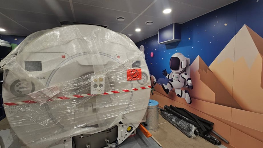 Новый аппарат МРТ начнёт работать в детской больнице Хабаровска в декабре В Детской краевой клинической больнице имени А К Пиотровича идёт установка нового современного аппарата магнитно резонансной томографии который поможет проводить точную диагностику онкологических неврологических заболеваний и патологий опорно двигательного аппарата у детей что отвечает задачам президентского нацпроекта Продолжительная и активная жизнь Как уточнили Вести Хабаровск в краевом Минздраве оборудование приобретено по поручению губернатора Хабаровского края Дмитрия Демешина Стоимость нового магнитно резонансного томографа составила почти 128 млн рублей Запуск МРТ запланирован на 15 декабря Фото Пресс служба министерства здравоохранения края Подробнее на сайте Вести Хабаровск