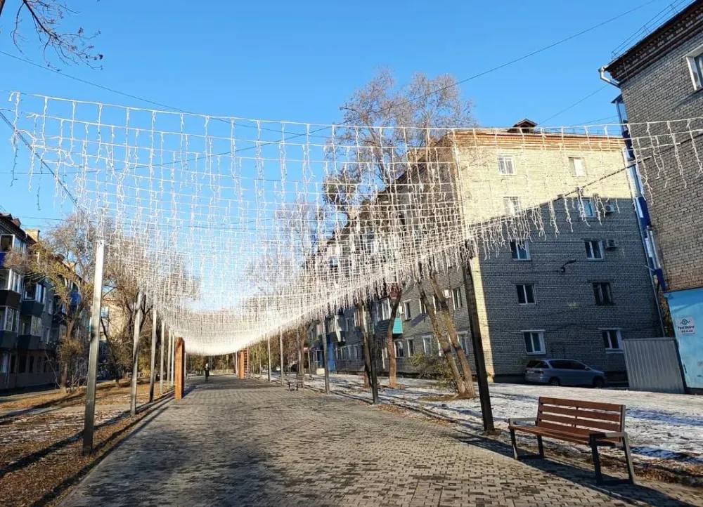 Звездное небо будет напоминать ковер в сквере Белогорска световая конструкция состоит из более 40 тысяч светодиодов В городе Белогорск заканчивается благоустройство второй очереди сквера Аллея молодежи Сейчас на объекте ведутся пуско наладочные работы по корректировке системы освещения и устанавливаются малые архитектурные формы сообщили в министерстве ЖКХ Амурской области На выходных специалисты смонтировали иллюминацию Работу планировалось закончить раньше однако вмешательство вандалов внесло коррективы в график Подрядчику пришлось полностью изменить систему крепления и использовать другие материалы что потребовало дополнительного времени Подробности